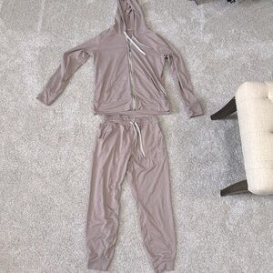 Matching Vuori Jogger and Halo jackey set SZ Small